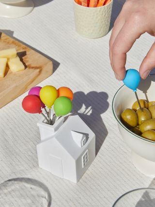 Letní stůl. Veselé detaily. Společné chvíle. Když se potkávání promění v zážitek. A drobnosti dělají radost. Barevné párty...